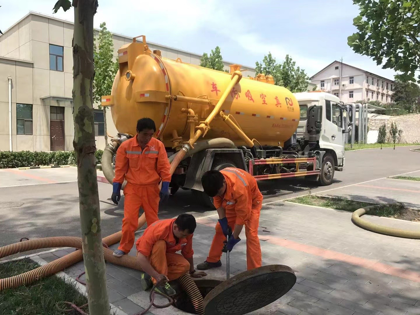 秀峰管道疏通车停在窨井附近